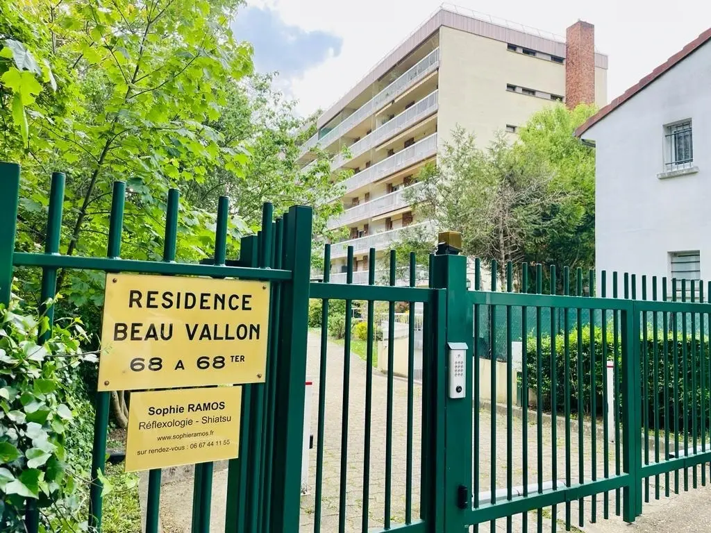Immeuble de la Résidence Beau Vallon où se trouve le cabinet, vu depuis l'avenue du Maréchal Foch