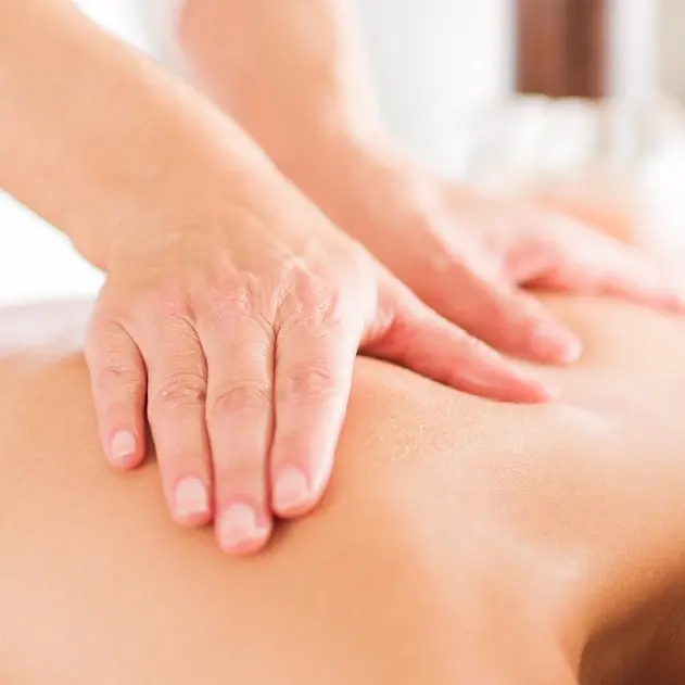 Pressions exercées avec les paumes le long des méridiens pendant une séance de shiatsu
